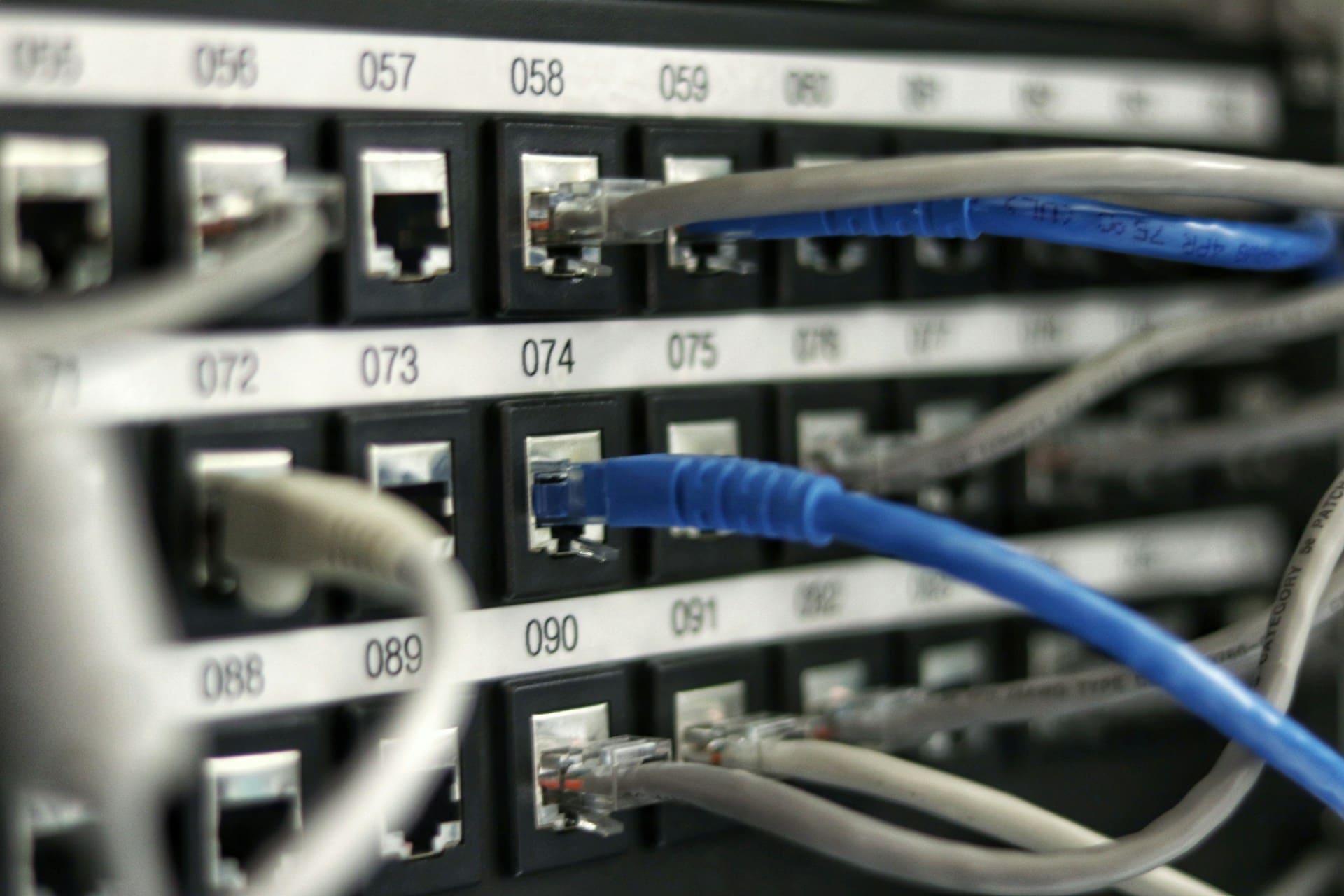 Netzwerkverkabelung an einem Patchfeld