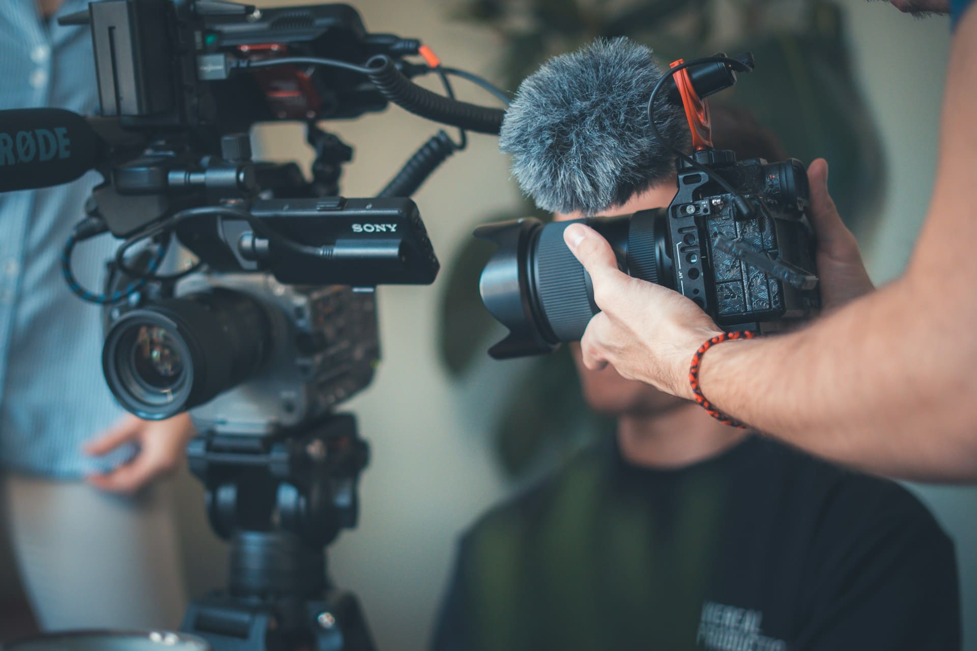 Kameramann mit Mikrofon bei einer Videoproduktion